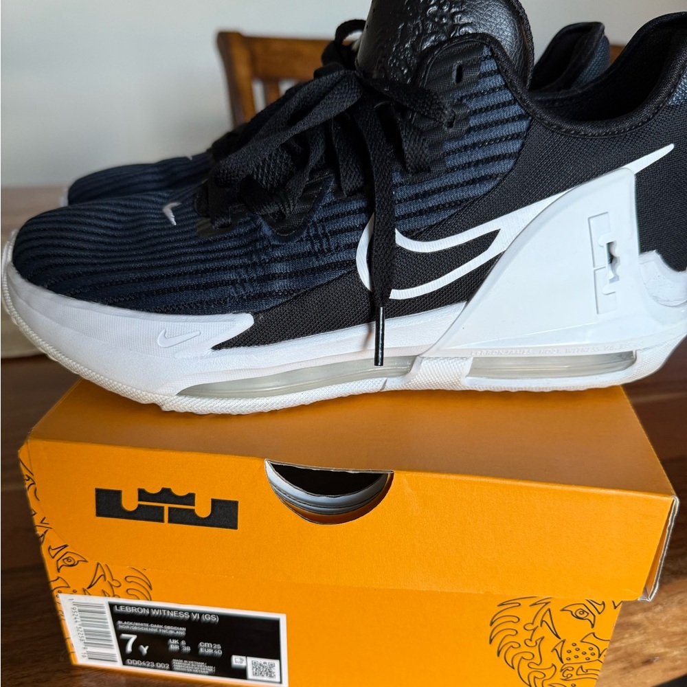 Lebron Witness 6. Big Kids Size 7